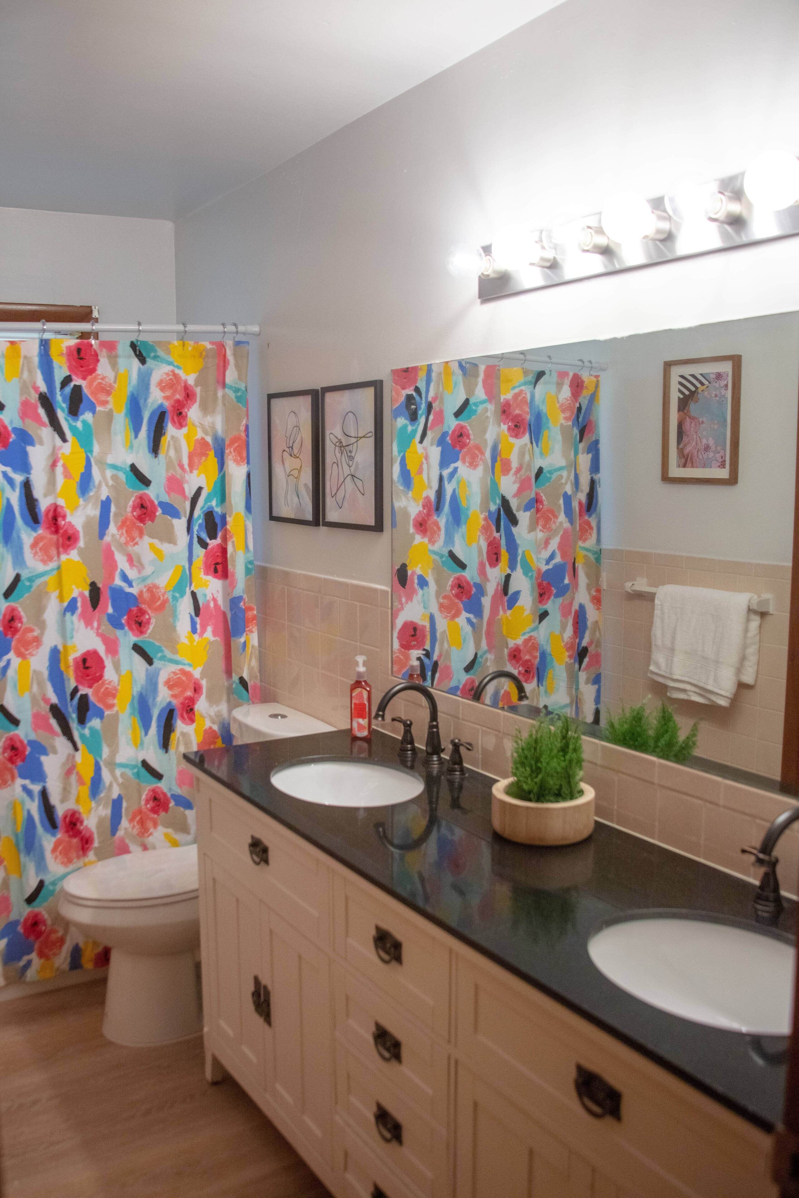 LARGE HOUSE WITH GAME ROOM & 5 MINS TO DOWNTOWN