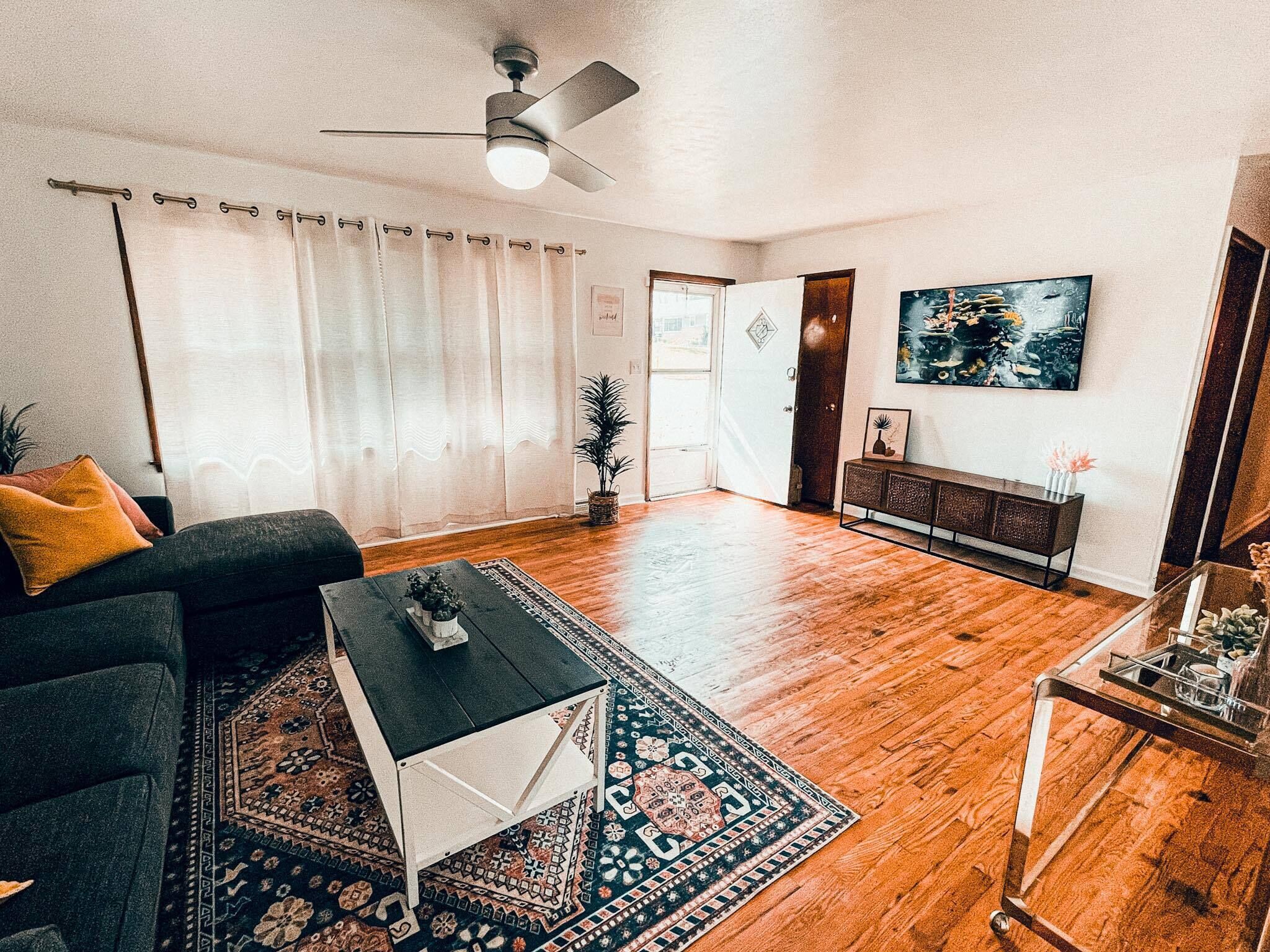LARGE HOUSE WITH GAME ROOM & 5 MINS TO DOWNTOWN