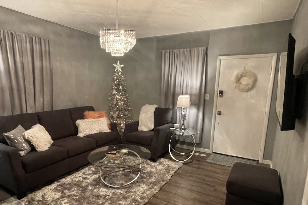 Glam cottage (pet-friendly) 5 mins from Czech Village & NewBo, 25 from Iowa City