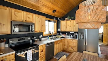 Refrigerador, microondas, horno y parrilla de estufa