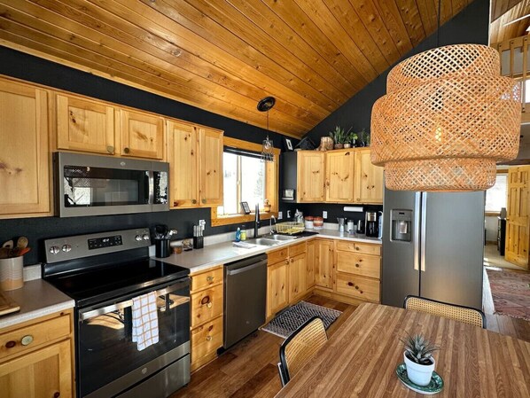 冷蔵庫、電子レンジ、オーブン、コンロ