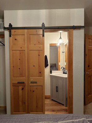 2 habitaciones, escritorio y tabla de planchar con plancha 