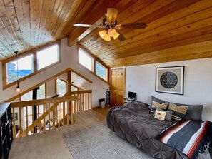 2 室のベッドルーム、デスク、アイロン / アイロン台、旅行用ベビーベッド