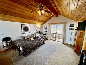 2 chambres, bureau, fer et planche à repasser, lit de bébé portatif