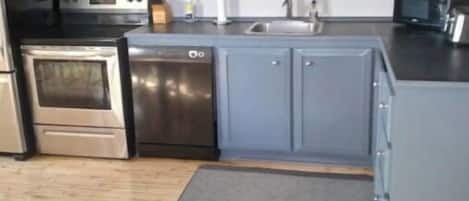 Coffee/tea maker, cookware/dishes/utensils