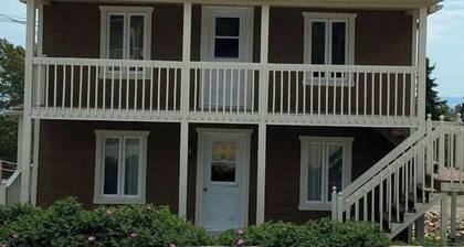 Cheerful 5 Bedroom Cottage Mins from Casino