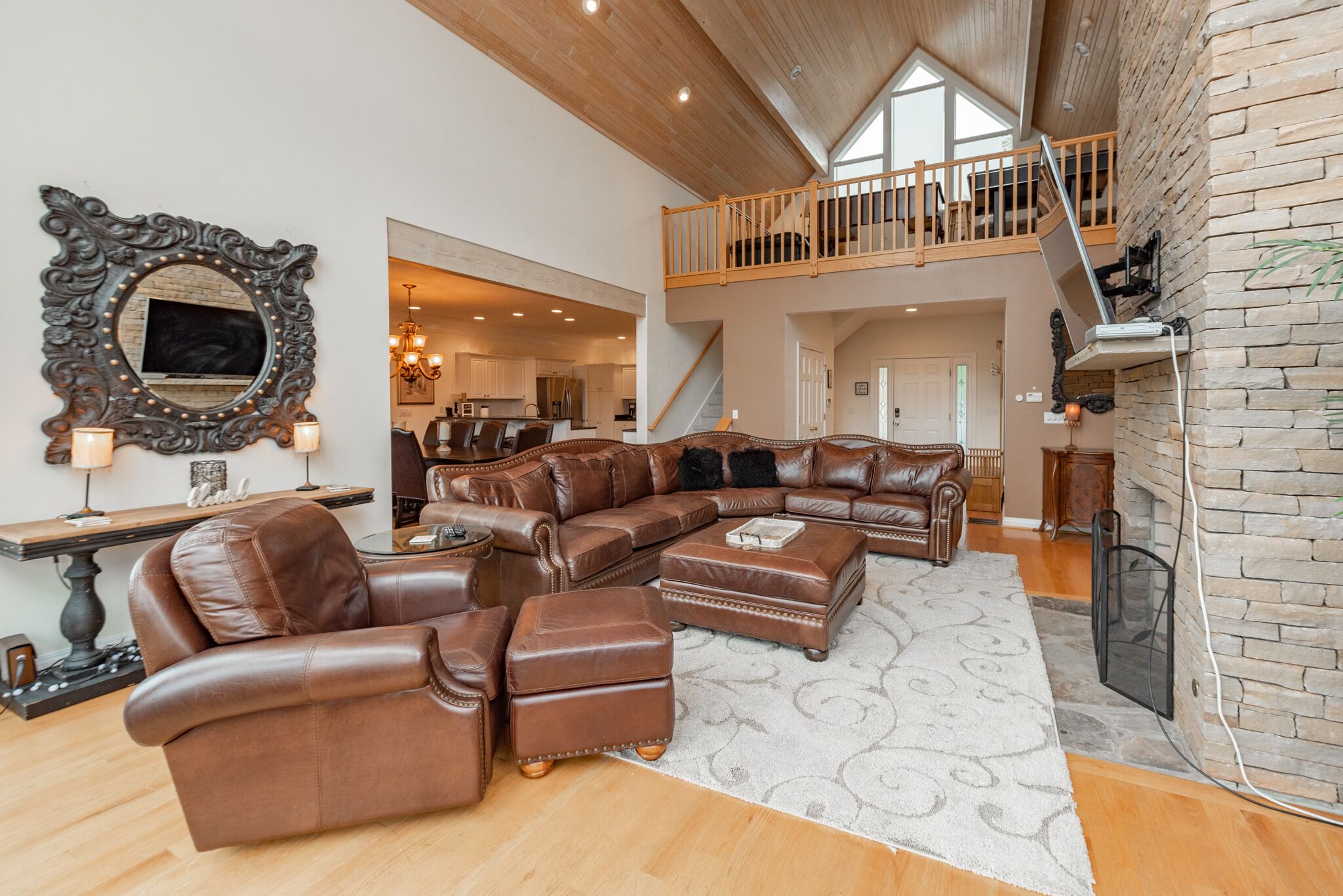 Lake Escape: Lakefront, Private Dock, Hot Tub, Gas Fire Pit!