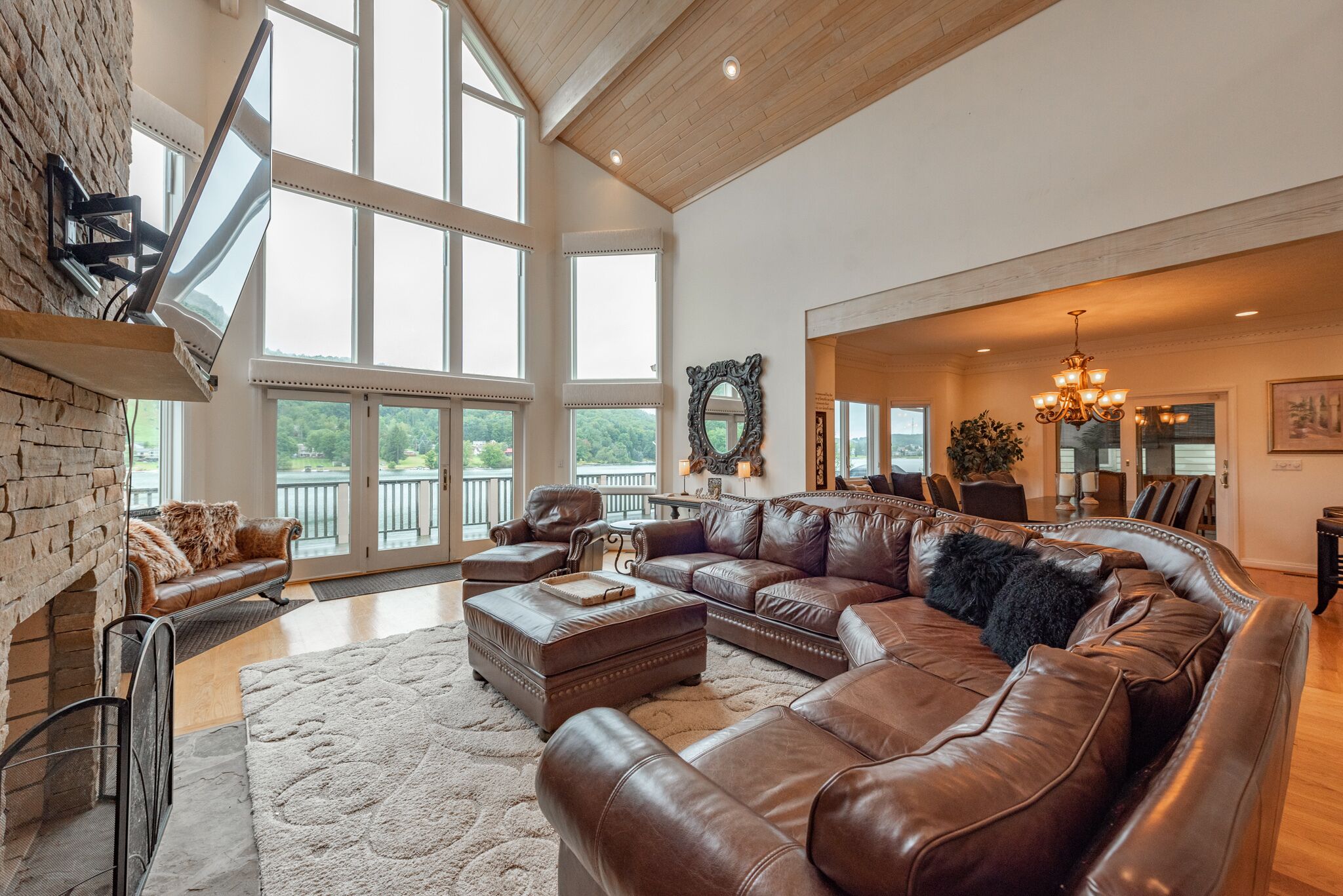 Lake Escape: Lakefront, Private Dock, Hot Tub, Gas Fire Pit!