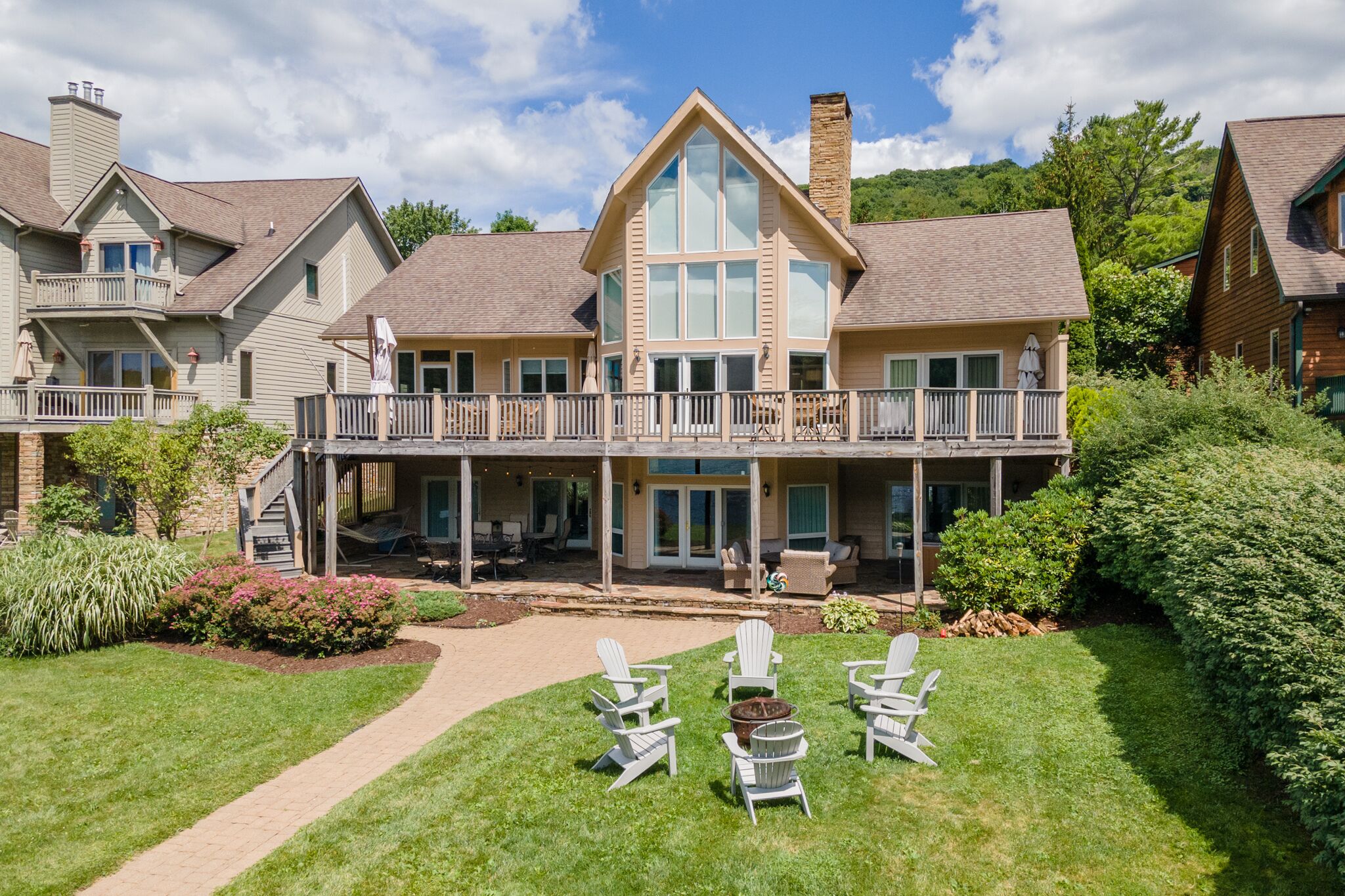 Lake Escape: Lakefront, Private Dock, Hot Tub, Gas Fire Pit!