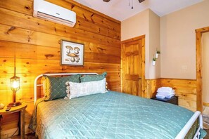 1 bedroom, iron/ironing board, WiFi, bed sheets - Sleeps 5, Cozy Cabin N Smokies・Arcade・Resort Perks (Pigeon Forge)