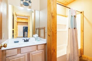 Bathtub, hair dryer, towels - Sleeps 5, Cozy Cabin N Smokies・Arcade・Resort Perks (Pigeon Forge)