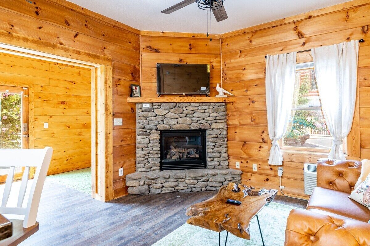 Televisión, chimenea y oficina 