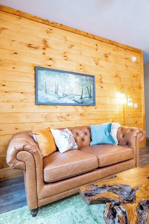 Tv, eldstad och kontor