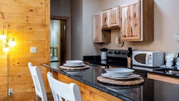 KylskÄp, mikrovÄgsugn, ugn och spishÀll