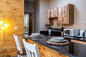 Fridge, microwave, oven, stovetop - Sleeps 5, Cozy Cabin N Smokies・Arcade・Resort Perks (Pigeon Forge)