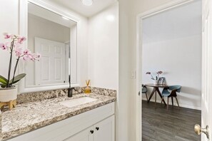 Combined shower/bathtub, hair dryer, towels, shampoo - 1-bedroom condo across from Kahana Beach (Lahaina)