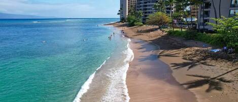 Una spiaggia nelle vicinanze, lettini da mare, teli da spiaggia
