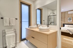 Snohaus 9 - Scandinavian Mountain Chalet | Bad | Separat badekar og dusj og håndklær