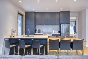 Snohaus 9 - Scandinavian Mountain Chalet | Private kitchen | Fridge, microwave, oven, stovetop - Snohaus Chalets (Mont-Tremblant)