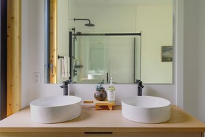 Snohaus 9 - Scandinavian Mountain Chalet | Banheiro | Banheira e chuveiro separados, toalhas de banho