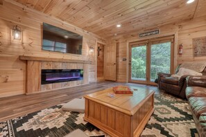Smart TV, chimenea, futbolito y monitor de computadora 