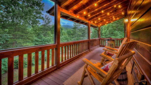 Eine Holzterrasse mit Blick auf eine bewaldete Landschaft.