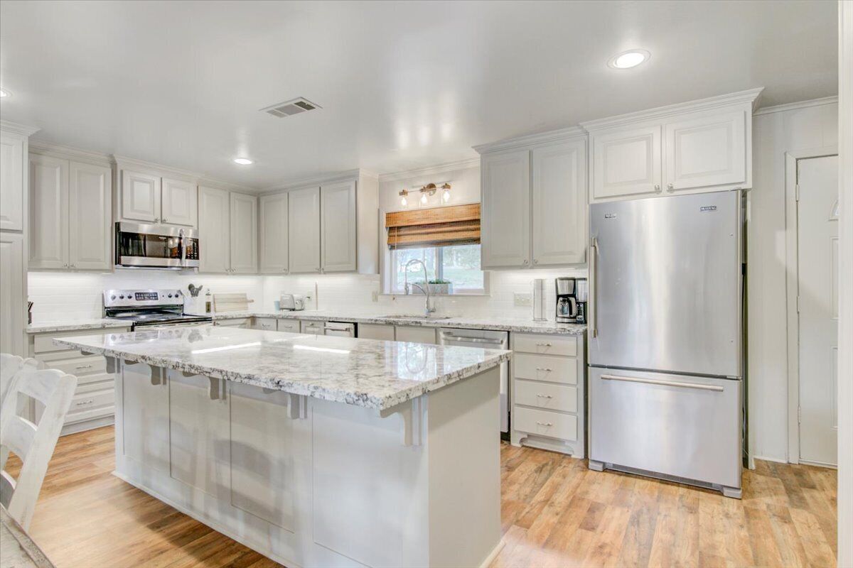 The Lapis Leaf-Water front at Lake Sam Rayburn