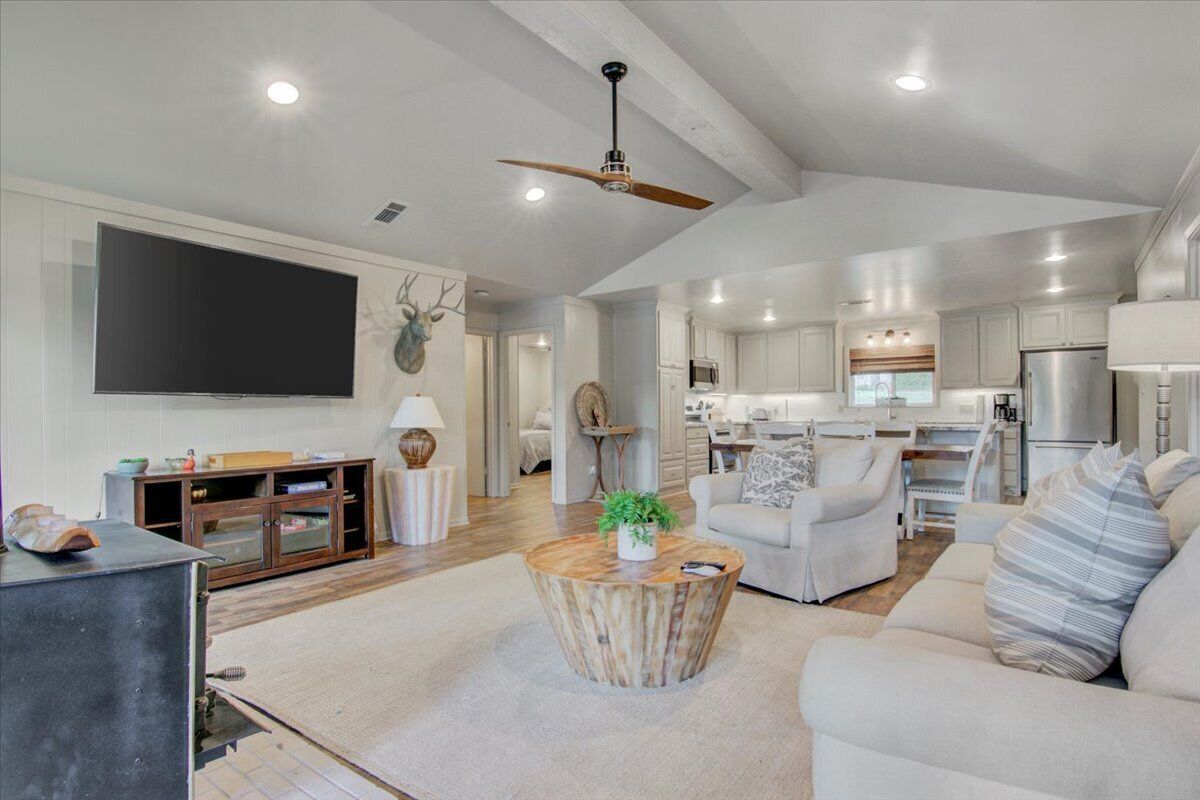 The Lapis Leaf-Water front at Lake Sam Rayburn