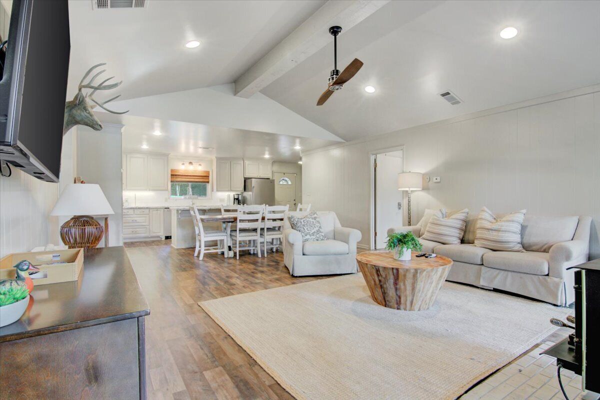 The Lapis Leaf-Water front at Lake Sam Rayburn