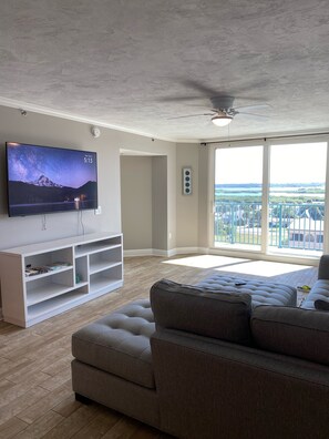 Smart TV, videogiochi, lettore DVD, libri