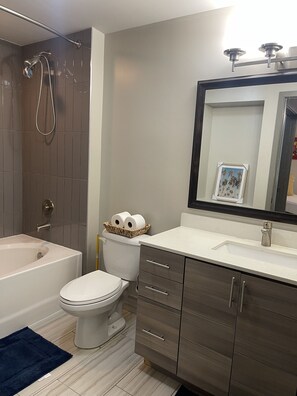 Combined shower/bathtub, jetted bath, hair dryer, towels - Miami ✨luxury city apartment ✨ (Miami)