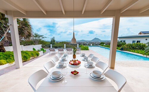 *NEW Listing* STUNNING Scenic Views & Horizon Pool