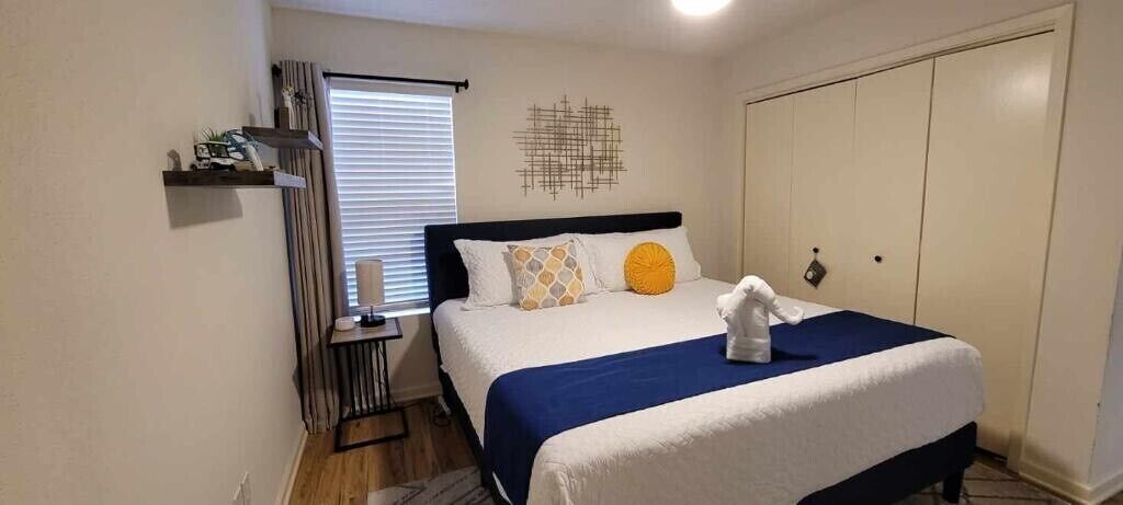 1st Floor Charm! Tranquil Getaway. Pool & Jacuzzi. ~2 miles from Margaritaville!