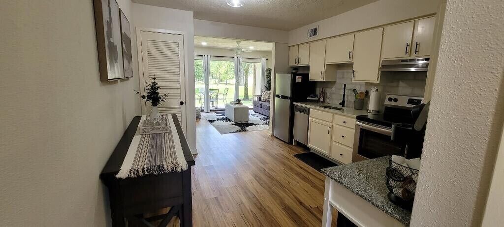 1st Floor Charm! Tranquil Getaway. Pool & Jacuzzi. ~2 miles from Margaritaville!