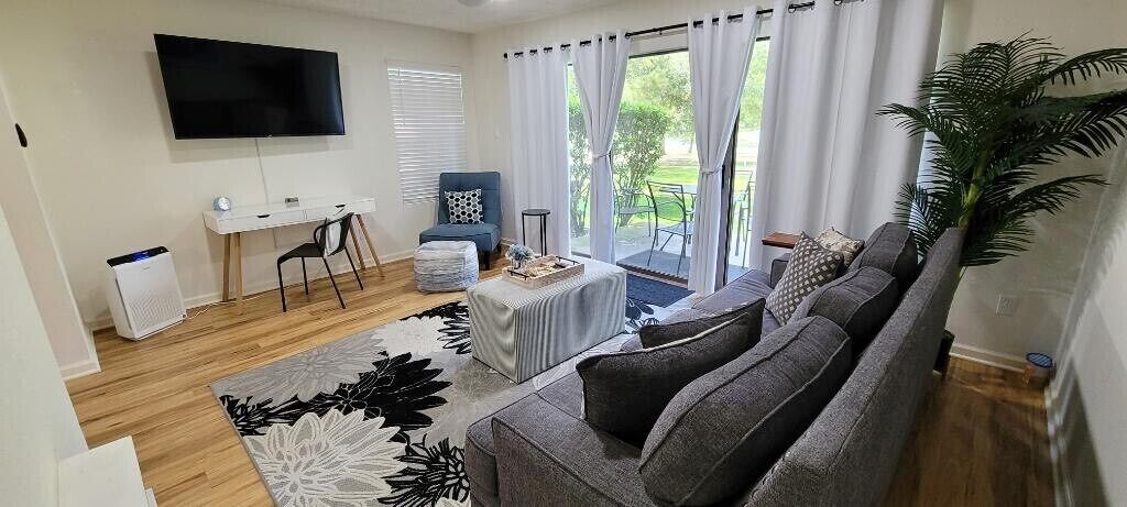 1st Floor Charm! Tranquil Getaway. Pool & Jacuzzi. ~2 miles from Margaritaville!