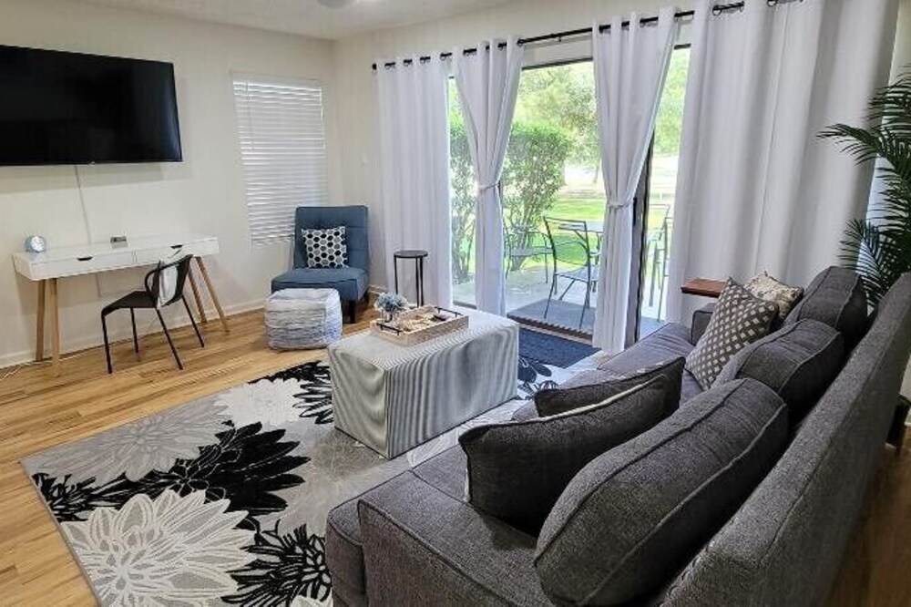 1st Floor Charm! Tranquil Getaway. Pool & Jacuzzi. ~2 miles from Margaritaville!