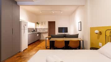 Studio 84 Mackenzie | Hypo-allergenic bedding, individually decorated, individually furnished