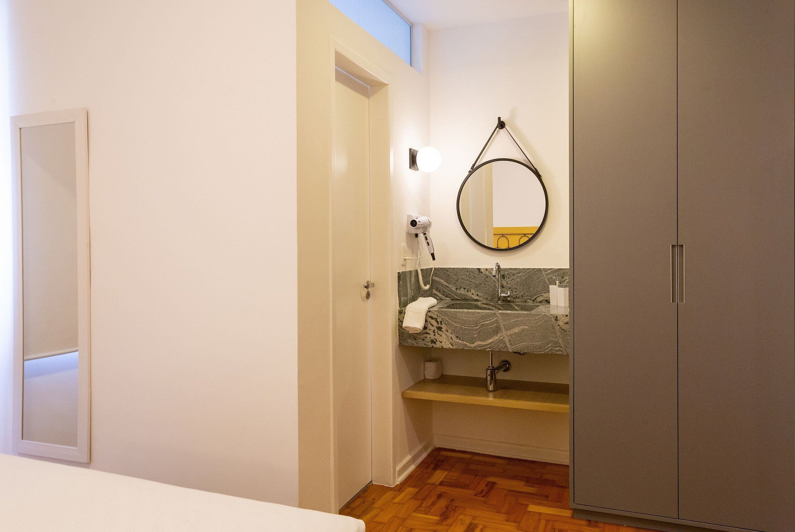 Studio 84 Mackenzie | Salle de bain | Douche, sèche-cheveux, serviettes fournies, savon