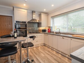 Geladeira, lava-louças, chaleira elétrica, torradeira