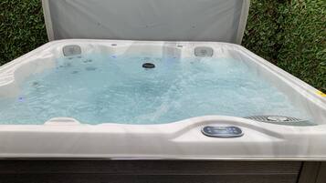 Un jacuzzi con panel de control y tapa de desagüe.