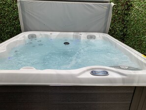 Cottage | Bathtub spa outdoor