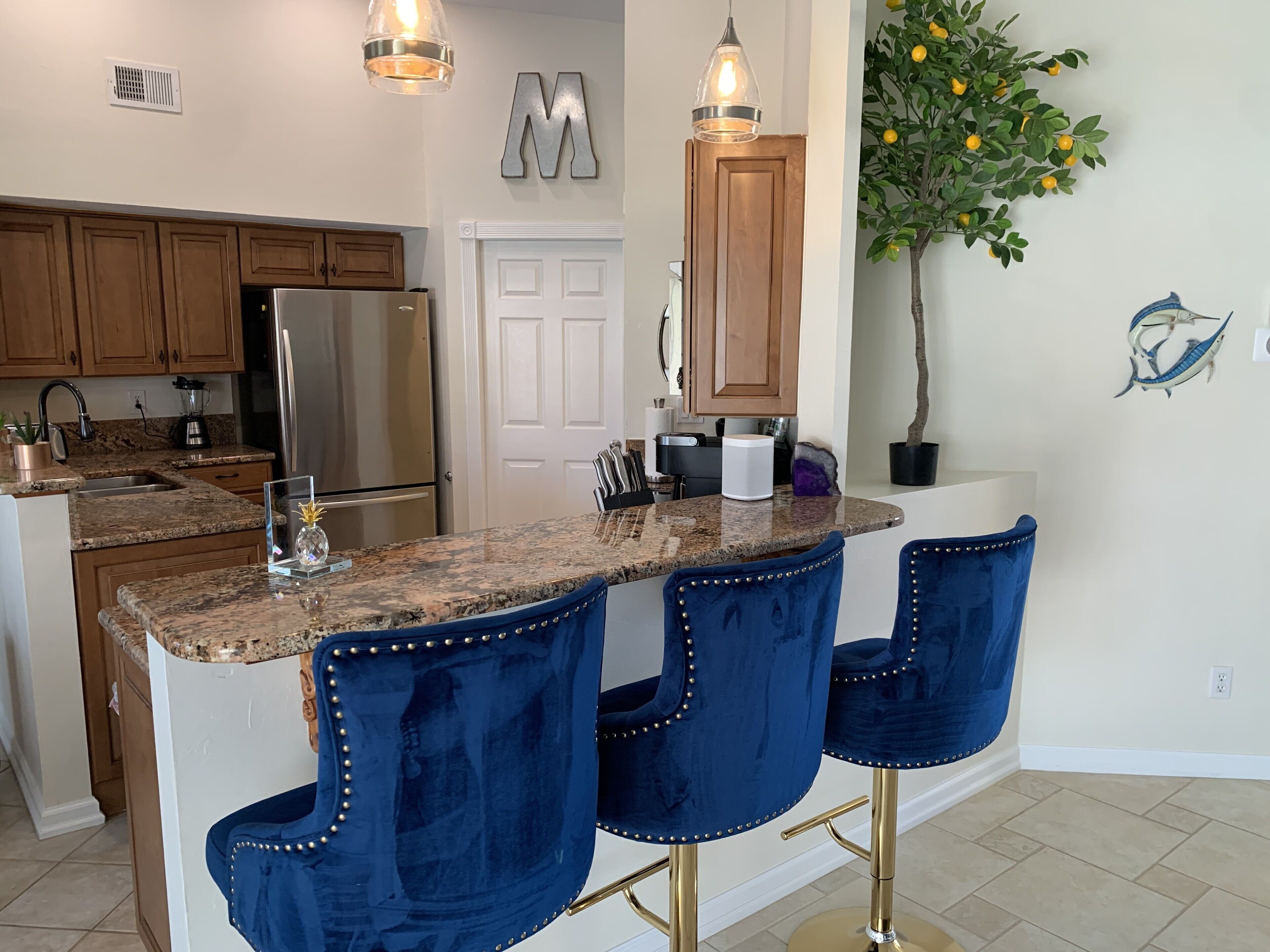 Private House & Pool, sleeps 6, onsite rental car, modern space!