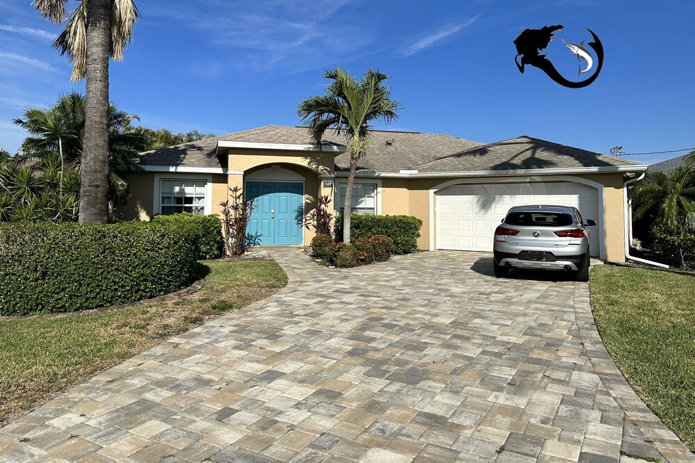 Private House & Pool, sleeps 6, onsite rental car, modern space!
