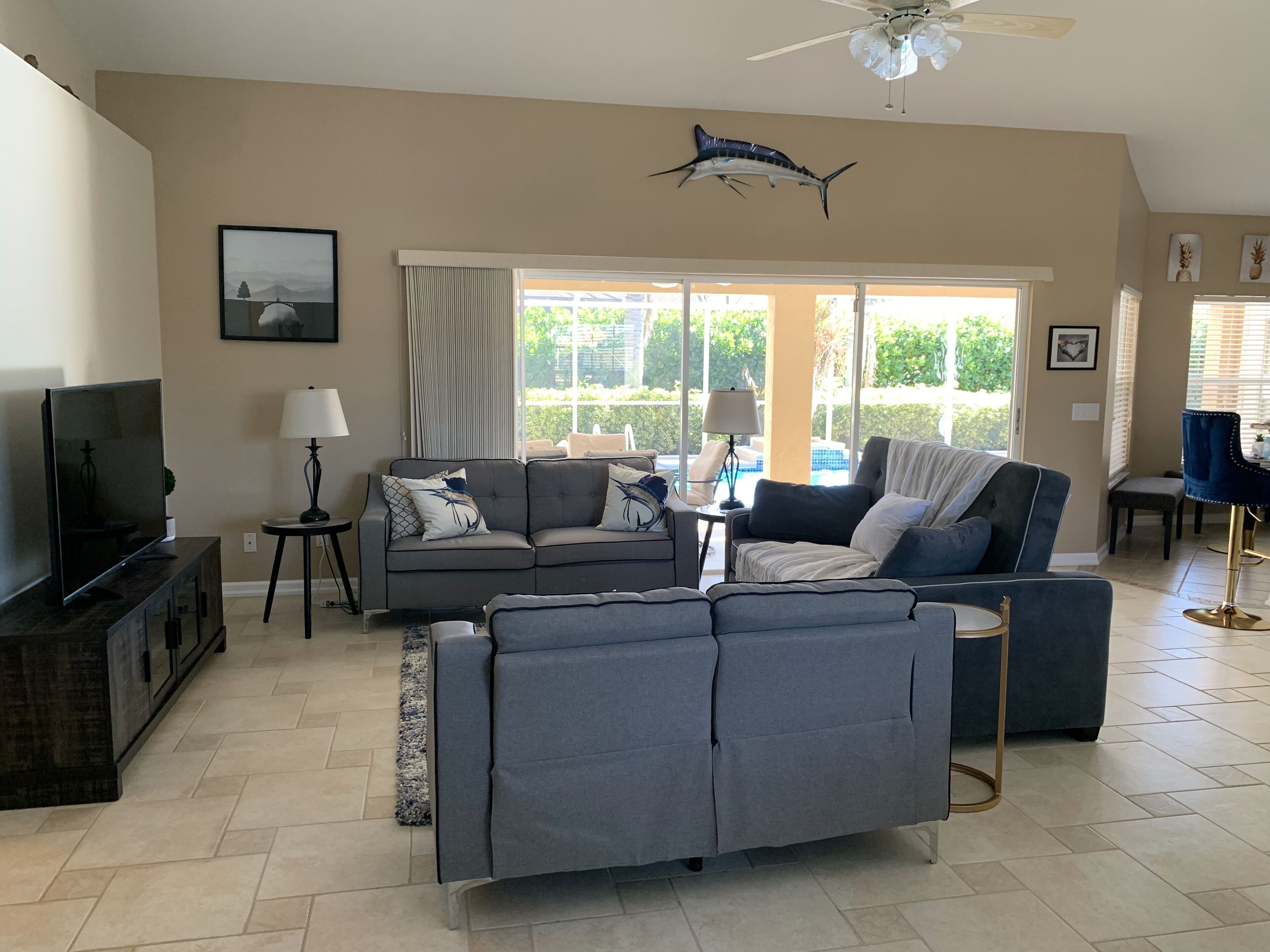 Private House & Pool, sleeps 6, onsite rental car, modern space!