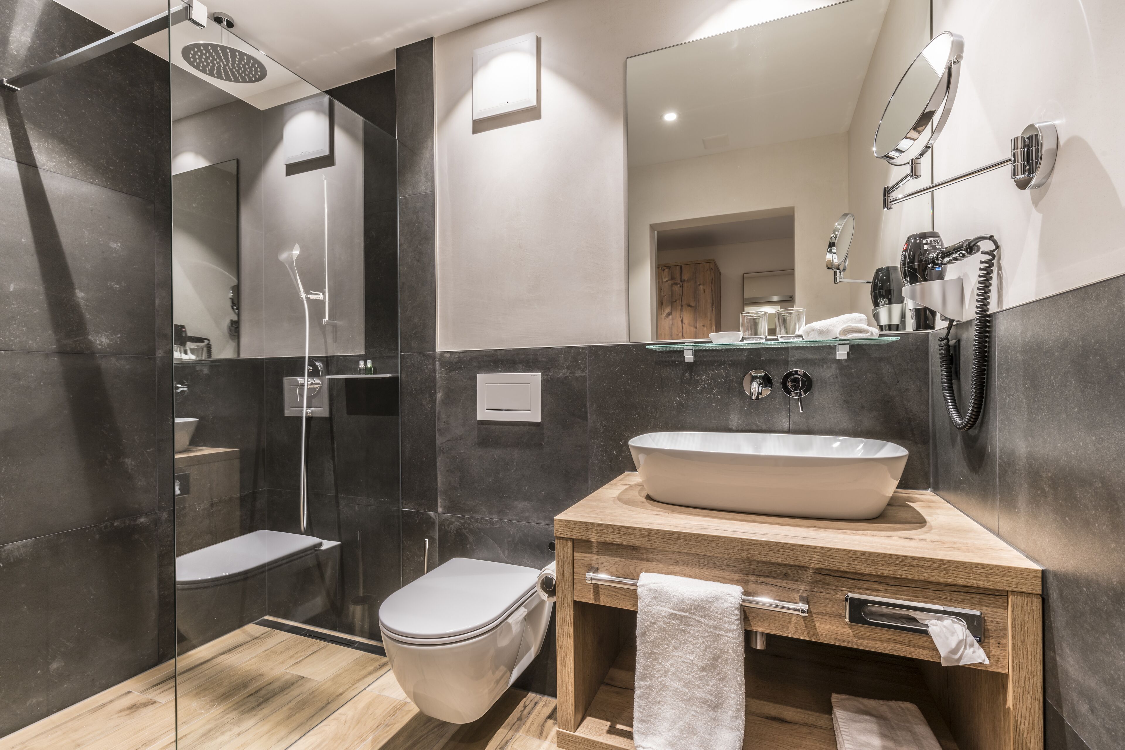 Standard Room | Bathroom | Shower, rainfall showerhead, hair dryer, towels
