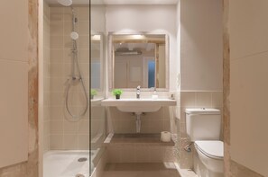 Chuveiro, secador de cabelo, toalhas de banho 