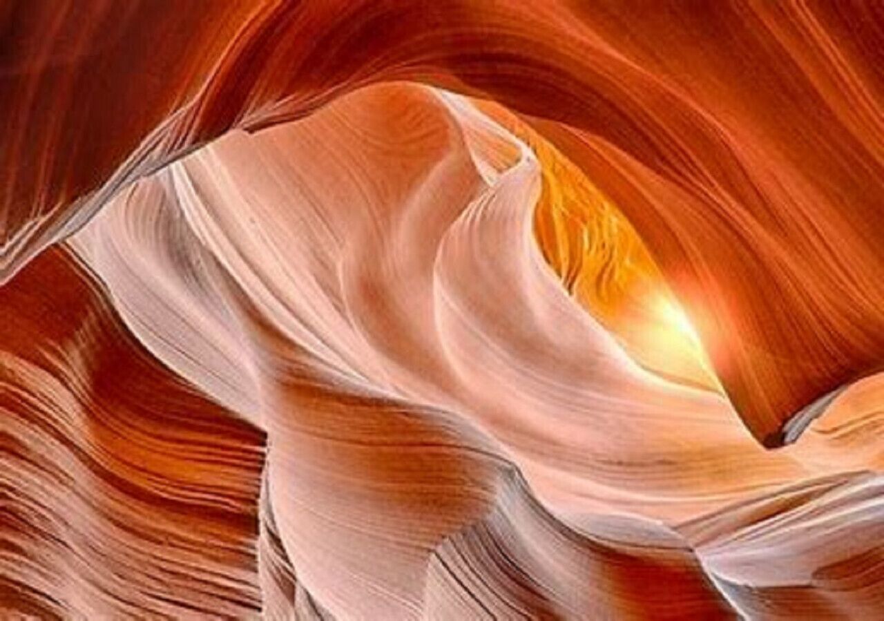 Un gros plan d’un canyon aux formations rocheuses aux contours lisses et aux lignes fluides.