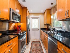 Fridge, microwave, oven, stovetop - TOP FLOOR SUNNY CORNER  UNIT MOORINGS AREA NAPLES w/ BEACH PASS & POOL (Naples)