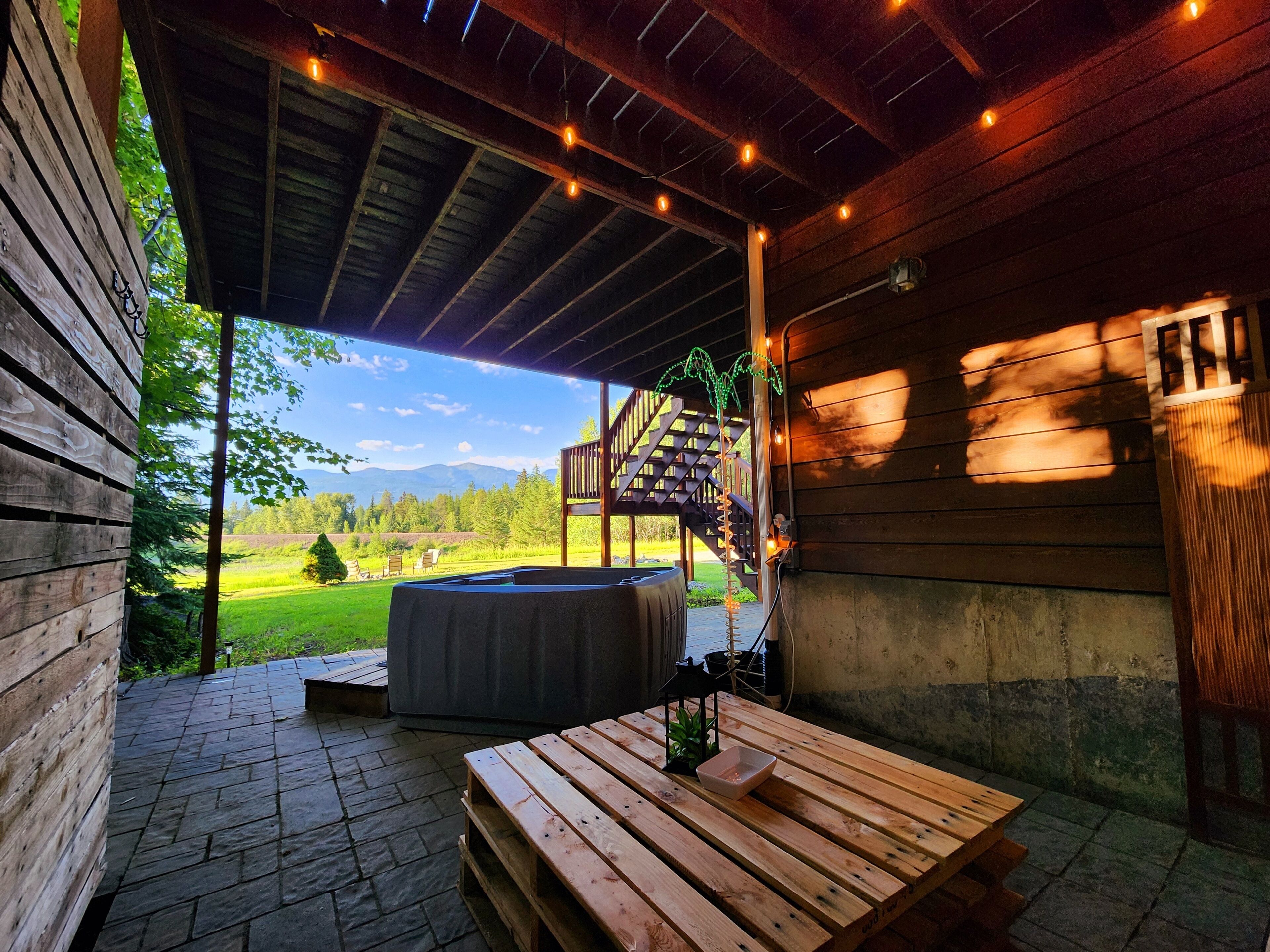 Hot Tub! Game Room, MTN Views. Near Golf/downtown!