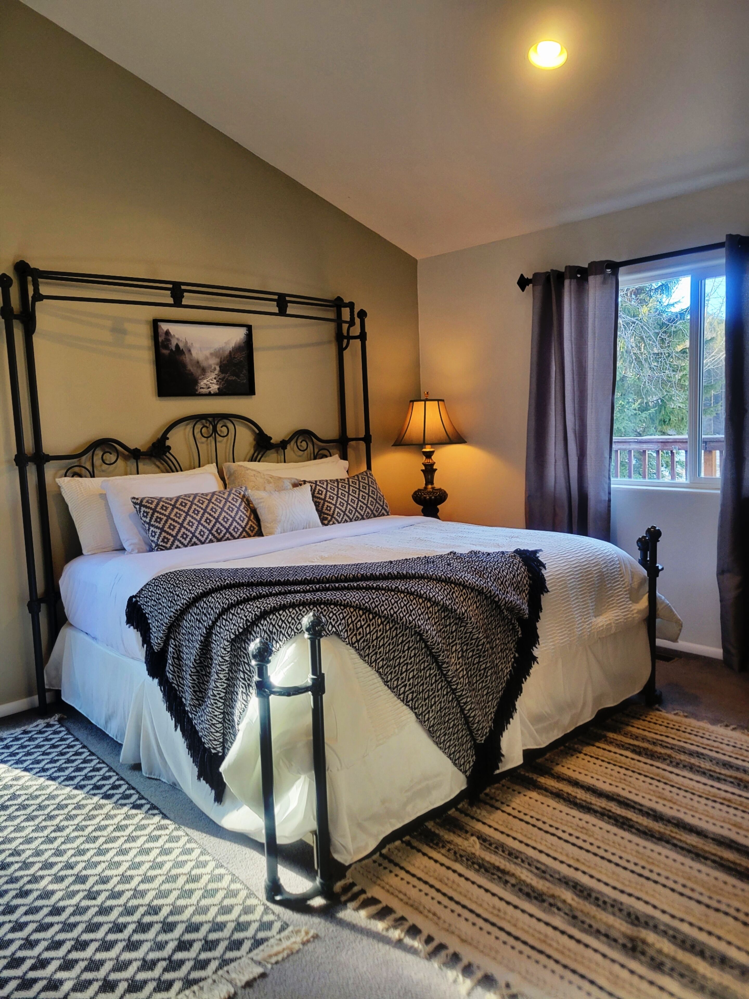 Hot Tub! Game Room, MTN Views. Near Golf/downtown!